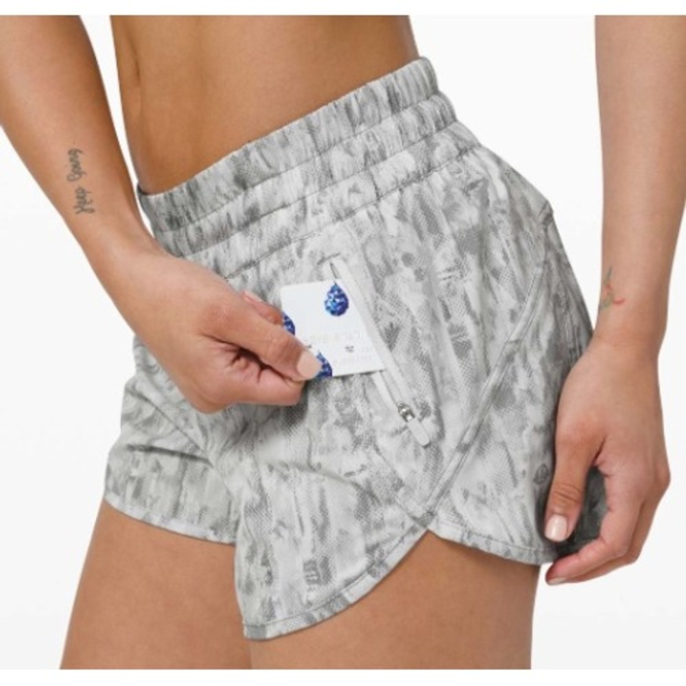 Lululemon Tracker Short V *4" City Breeze Alpine White Multi size 8